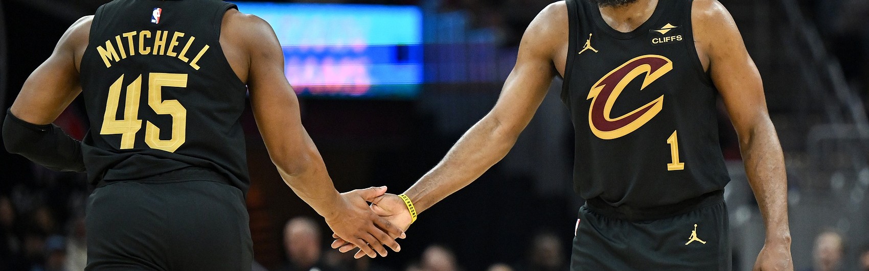 开云官网登录入口-仙人指路！哈登送长传 米切尔接球快下轻松挑篮打进