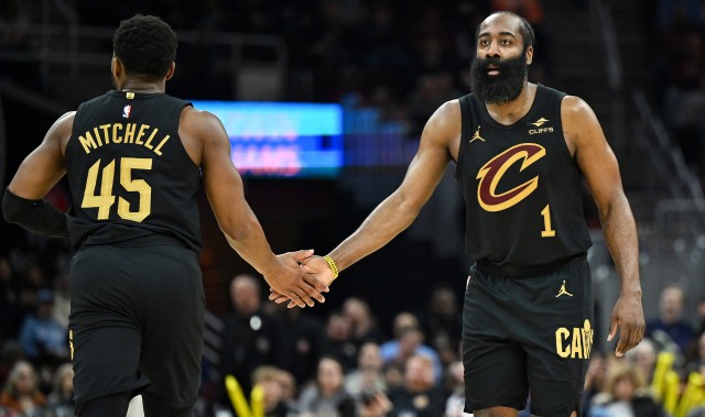 开云官网登录入口-仙人指路！哈登送长传 米切尔接球快下轻松挑篮打进