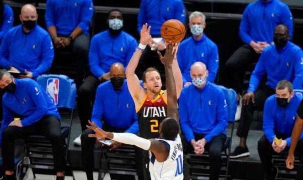 kaiyun.com-爵士11连胜登顶西部有何秘诀？三分球成制胜利器